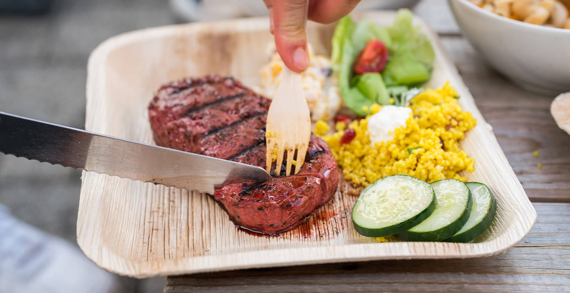 Veganes Steak angerichtet mit Gemüse und Salat