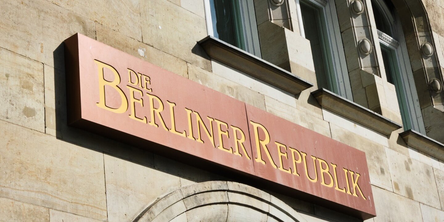 ein Schild mit Die Berliner Republik darauf