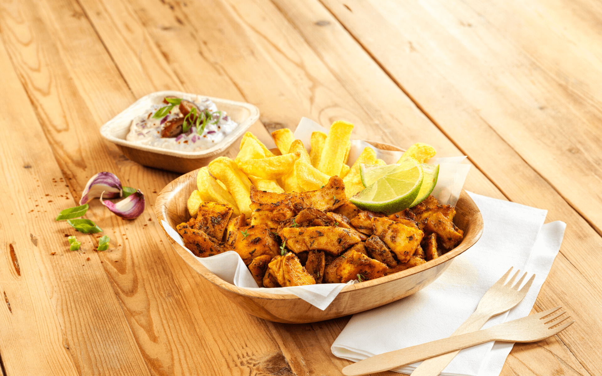 Plant-Based Paprika Chunks mit Fries und Dattel-Feta-Dip