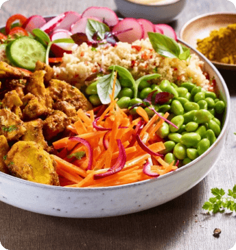 Rainbow Bowl mit Plant-Based Curry Chunks