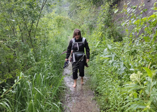 Eine Frau beim Wandern in der Natur