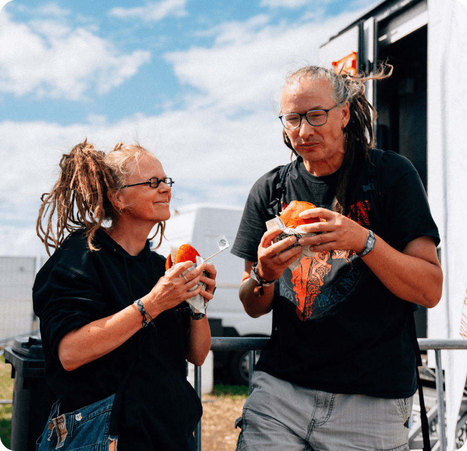 Impressionen Event Zermatt. Zwei Personen essen jeweils einen Burger