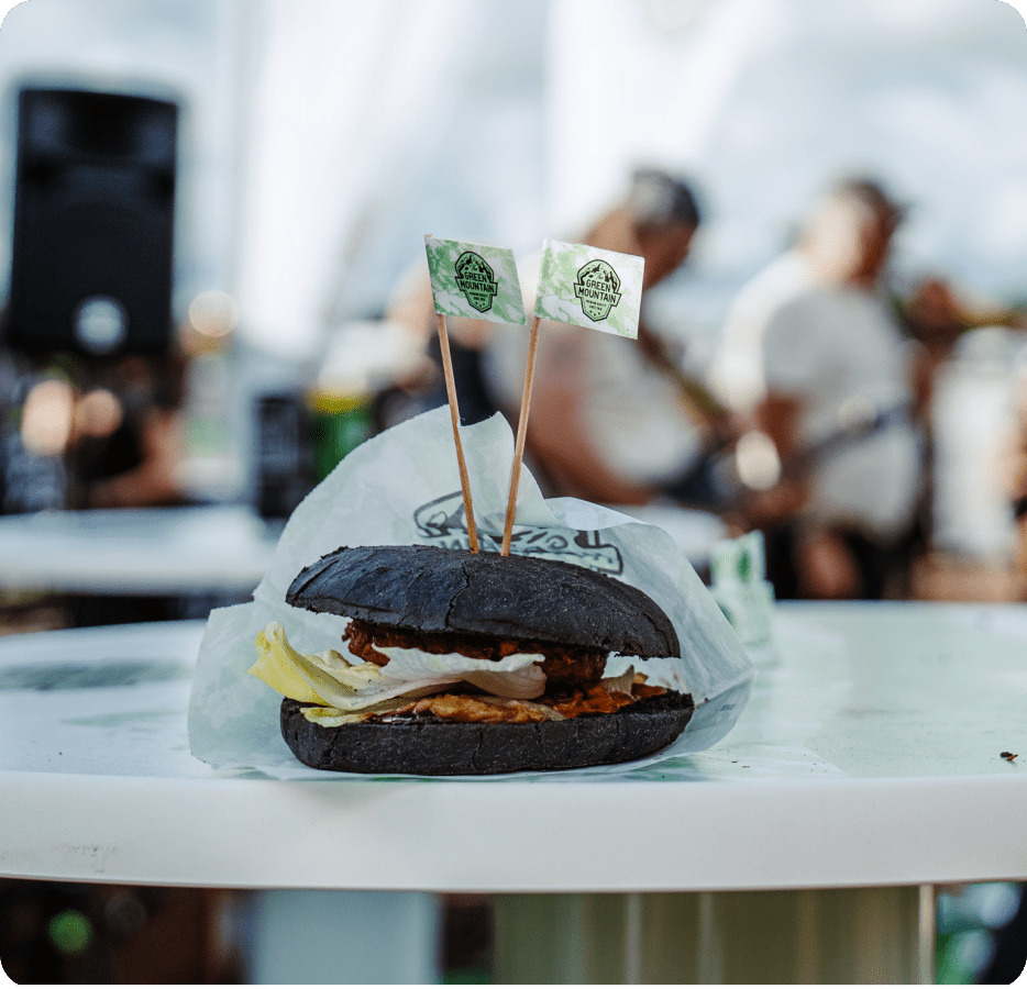 Impressionen Event Zermatt. Schwarzer Burger mit Fahnen