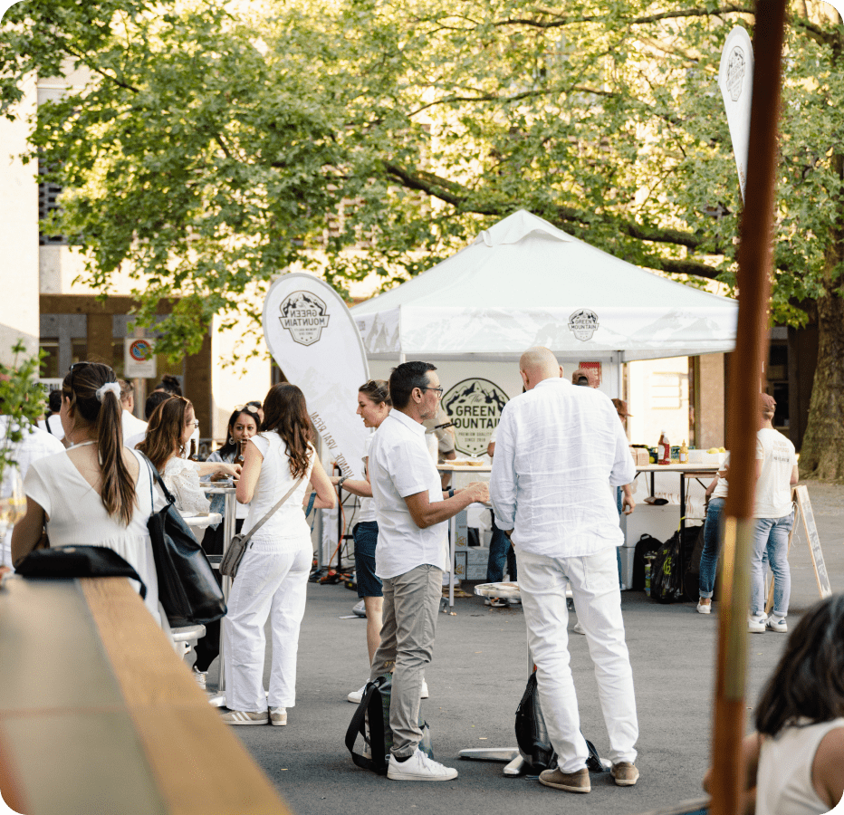 Impressionen Event Zermatt. Personen stehe vor Zelt
