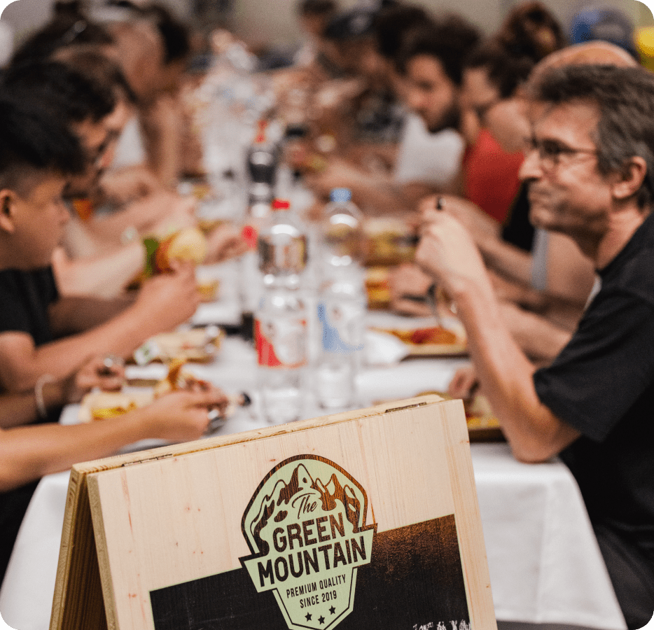 Impressionen Event Zermatt. Personen sitzen am Tisch und essen.