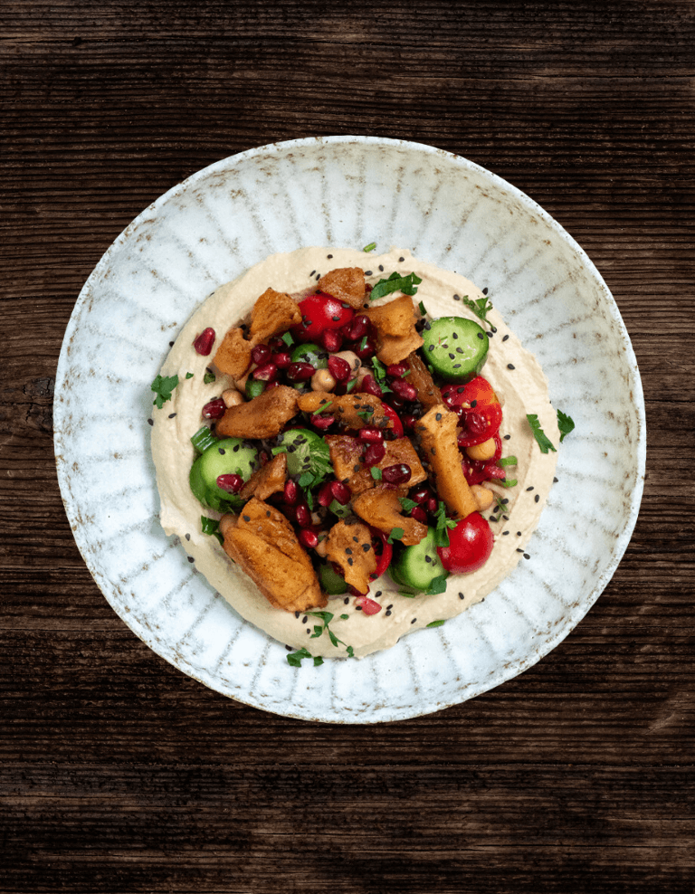 Hummus-Ring mit orientalischem Salat und Chicken Chunks