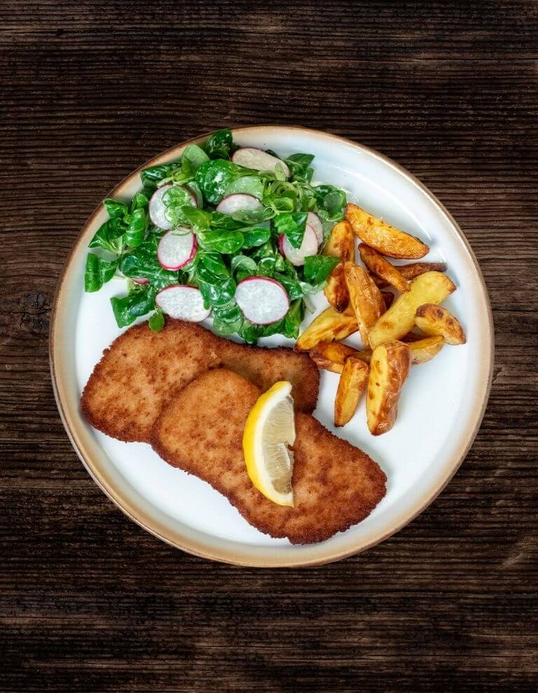 Nüsslisalat mit Kartoffelecken und Schnitzel